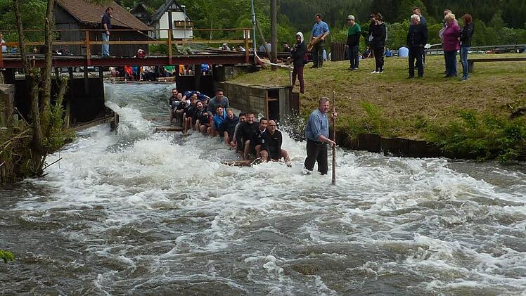 Hinein ins Nass! Anders als auf der Isar können Touristen in Wallenfels die Flößerei noch so erleben, wie sie Jahrhunderte lang im Frankenwald betrieben wurde. Foto: Gerd Fleischmann