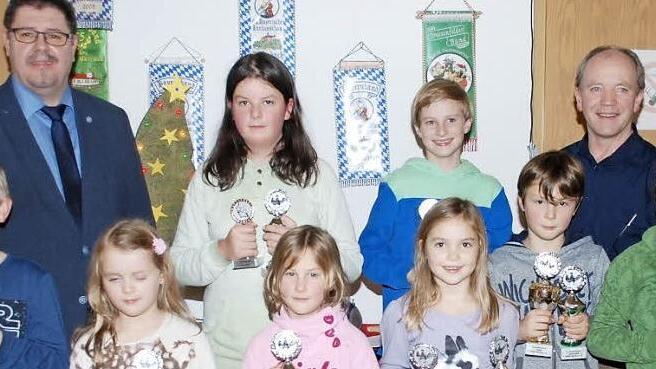 Die jugendlichen Preisträger (vorne, von links): Tobias und Carina Grampp, Ella Müller, Anna Dippold, Noa Müller, Mona Prawitz. Zweite Reihe, von links: Orts- und Kreisvorsitzender Hansjürgen Grampp, Jasmin Prawitz, Robin Dippold und Jugendleiter Achim Gutsmann. Fotos: Karl Klippel