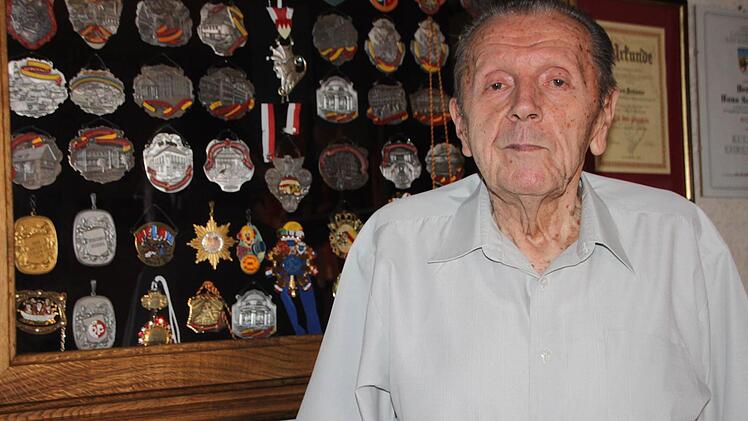 Die Orden zeugen von jahrelanger reger Mitgliedschaft von Hans Schüßler bei den Karnevalisten in Bad Brückenau. Foto: Ulrike Müller