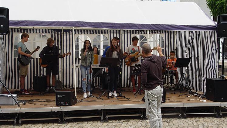 Die Schülerinnen und Schüler der August Kömpel Musikschule e.V. Bad Brückenau zeigten auf dem Marktplatz ihr Können.  Foto: Brigitta Kempe-Wolf