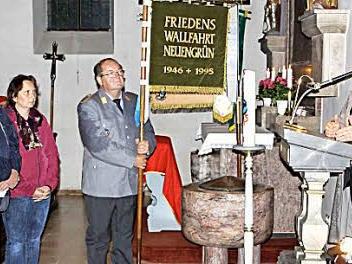 Erstmals übernahm mit dem Oberen Rodachtal im vergangenen Jahr ein Seelsorgebereich die Standarte. Im Bild (v.l.) Klaus Wunder (Steinwiesen), Tanja Stumpf und Bernd Radlo (beide Nordhalben) und Organisator Heinz Hausmann.  Foto: Michael Wunder/Archiv