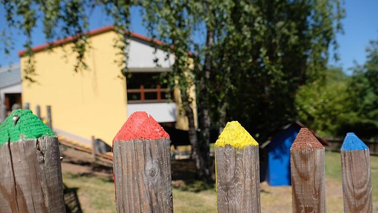 Verschönert haben die Eltern den Außenbereich des Sulzthaler Kindergartens "Gerne groß"bei einem Arbeitseinsatz. Foto: Gerd Schaar