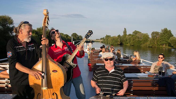 Die Band "Good Choice" unterhielt die Gäste bei der "Sundowner-Tour" auf dem Main, die das Kulturamt und die Tourist-Information Haßfurt im Rahmen ihrer Aktion "Main.Schiff. - Fahr mit!" angeboten hatte.