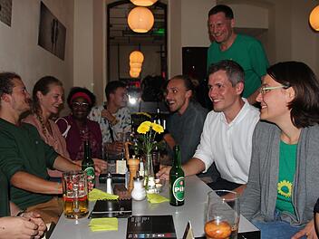 Grünenpolitiker Christian Zwanziger (rechts im weißen Hemd) feierte am Sonntag seinen Wahlerfolg in Erlangen.  Foto: Christian Bauriedel