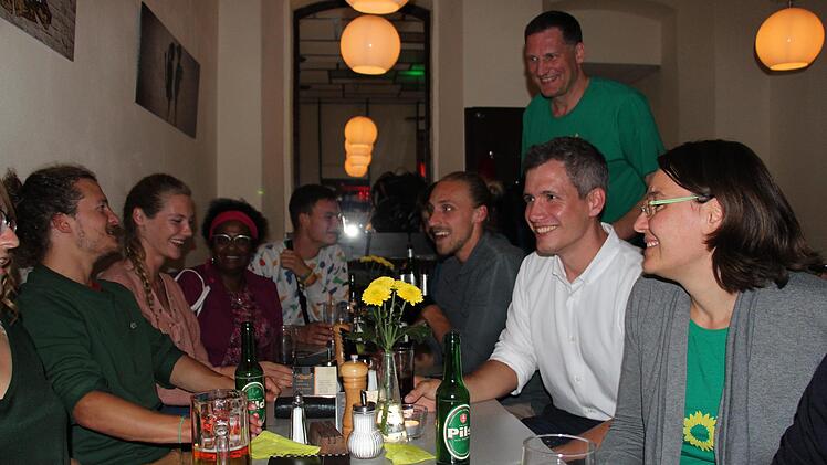 Grünenpolitiker Christian Zwanziger (rechts im weißen Hemd) feierte am Sonntag seinen Wahlerfolg in Erlangen.  Foto: Christian Bauriedel