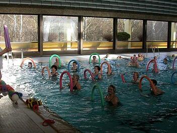 Ein Bild aus besseren Tagen: Das Münnerstädter Hallenbad wurde gerne von älteren Menschen genutzt, aber auch für das Schulschwimmen. Mit dem Stadtratsbeschluss vom Mittwoch ist die Ära endgültig vorbei. Jetzt wird es abgerissen. Archiv/ Hubert Breitenbach