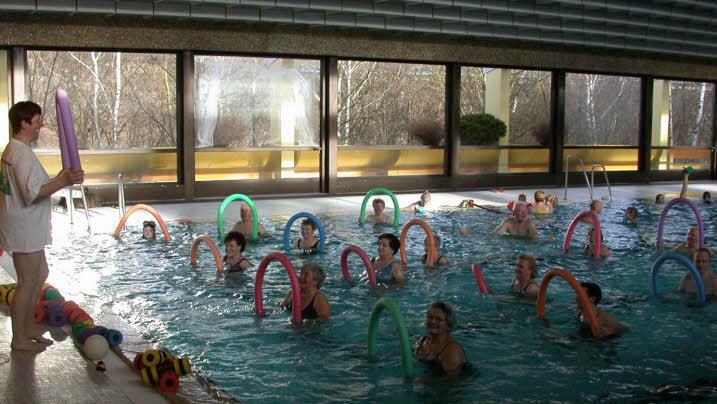Ein Bild aus besseren Tagen: Das Münnerstädter Hallenbad wurde gerne von älteren Menschen genutzt, aber auch für das Schulschwimmen. Mit dem Stadtratsbeschluss vom Mittwoch ist die Ära endgültig vorbei. Jetzt wird es abgerissen. Archiv/ Hubert Breitenbach