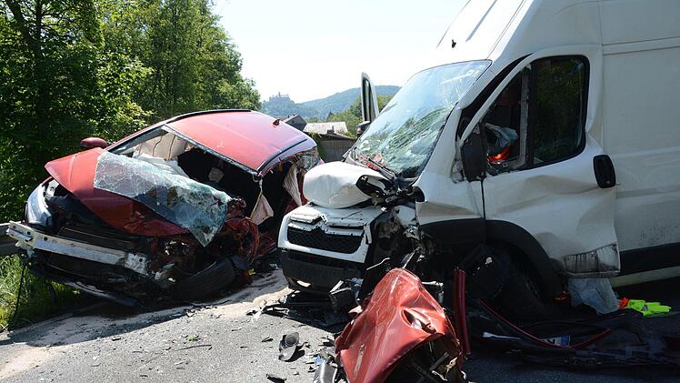 Schwerer Verkehrsunfall bei Kulmbach auf der B85:   Der weiße Kleintransporter geriet auf die Gegenfahrbahn und stieß mit einem entgegenkommenden Honda zusammen, in dem eine Mutter mit ihrem Kind saß. Fotos: Dagmar Besand