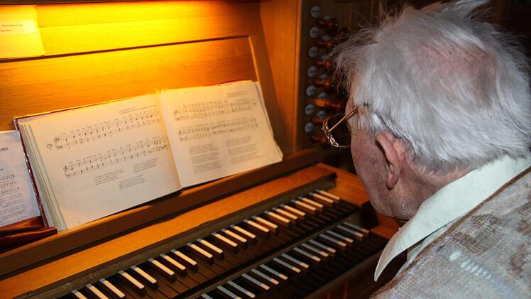 Alfons Zeis an der Orgel der Heilig-Geist-Kirche in LichteneicheFoto: Marcel Terillo