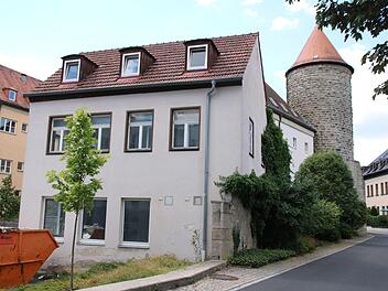 Der Nordflügel der ehemaligen Jugendhauses am Dicken Turm, die so genannte Arche, soll nun doch nicht ersatzlos abgerissen werden. Die Carl-von-Heß-Sozialstiftung plant einen Neubau mit Praxisräumen und sechs Wohnungen. Thomas Malz