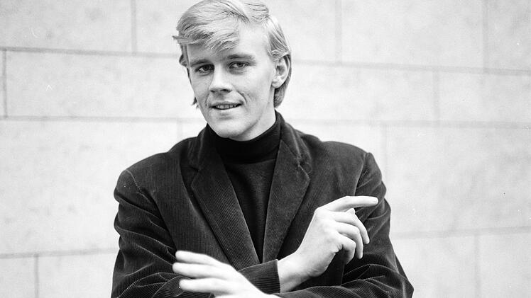 Howard Carpendale wird 1946 in Durban geboren. Bevor er Musiker wird, ist er ein sportliches Multitalent: 1963 wird er s&uuml;dafrikanischer Jugendmeister im Kugelsto&szlig;en und spielt Rugby in K&ouml;ln.