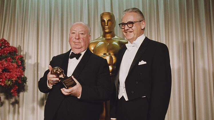 Alfred Hitchcock (links, mit Regisseur Robert Wise) erhielt nie den Regie-Oscar. 1968 bekam er lediglich den Ehrenoscar - den Irving G. Thalberg Memorial Award. "Thank you ... very much indeed" - mit dieser kurzen Ansprache bedankte er sich bei der Oscar-Akademie.