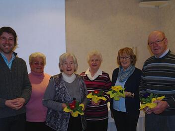 Bürgermeister Jochen Vogel (von links) und Vorsitzende Irmgard Prucha ehrten mit der silbernen Ehrennadel Bernadette Kessler Hedwig Betz, Erika Klieber und Hans Wastl. Fotos: Stephanie Elm