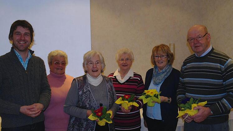 Bürgermeister Jochen Vogel (von links) und Vorsitzende Irmgard Prucha ehrten mit der silbernen Ehrennadel Bernadette Kessler Hedwig Betz, Erika Klieber und Hans Wastl. Fotos: Stephanie Elm
