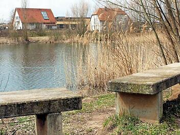 Freibad ade, Kiesgrube olé: Idyllisch ist dieser Baggersee an der Dimbacher Straße in Volkach gelegen. Hier könnte man kostengünstig einen Badebereich für Wasserratten und Sonnenhungrige schaffen. Foto: Pfannes