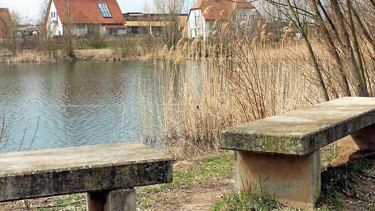 Freibad ade, Kiesgrube olé: Idyllisch ist dieser Baggersee an der Dimbacher Straße in Volkach gelegen. Hier könnte man kostengünstig einen Badebereich für Wasserratten und Sonnenhungrige schaffen. Foto: Pfannes