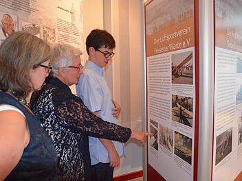 lke Huberth, Marion Märkel und Sohn Lukas (von links) frischen in der Ausstellung Erinnerungen auf. Foto: Andrea Spörlein