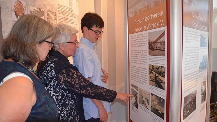 lke Huberth, Marion Märkel und Sohn Lukas (von links) frischen in der Ausstellung Erinnerungen auf. Foto: Andrea Spörlein