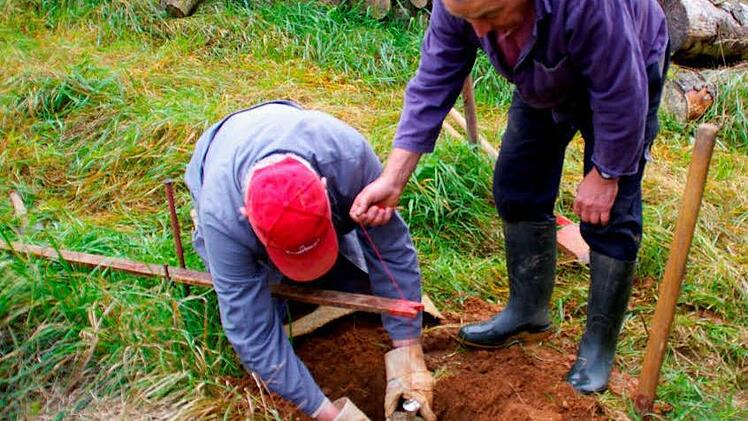 Fritz Kraus (l.) und Konrad Dörfler setzen ein Granitgrenzstein Foto: privat