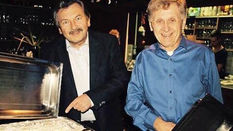 Bernhard Schwab (l.) und Kurt Zollenhöfer von der CSU Herzogenaurach machen Geschmack auf mehr Hering in Sahnesoße.