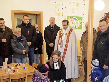 Bei der Feierstunde in der Krippengruppe des Schlosskindergartens zeigten die Kinder, dass es ihnen hier gut gefällt. Foto: Andrea Spörlien