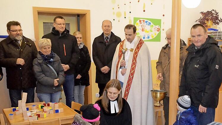Bei der Feierstunde in der Krippengruppe des Schlosskindergartens zeigten die Kinder, dass es ihnen hier gut gefällt. Foto: Andrea Spörlien