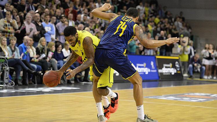 John Flowers wird von Ivan Elliott unfair gestoppt. Foto: Peter Mularczyk