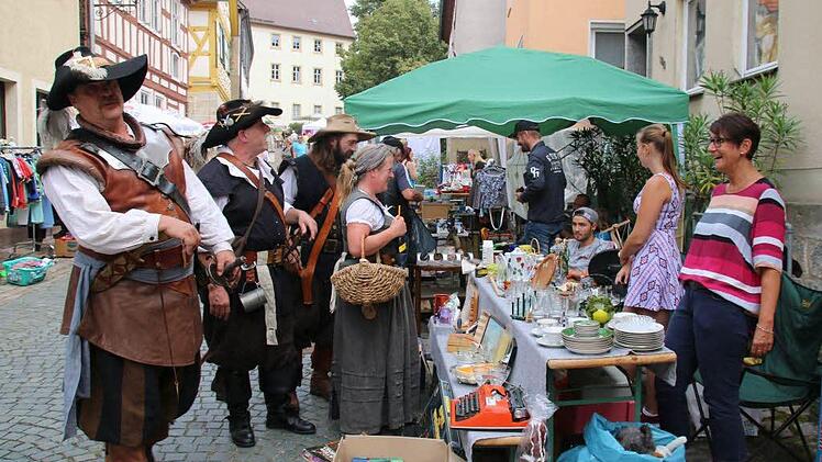 Auch die Landsknechte zu Merchingen waren am Samstag in die Stadt gekommen, um über den Flohmarkt zu schlendern. Hier besichtigt die Gruppe um Lutz Marlowsky (links) den Stand von Andrea Pachsteffl (rechts) in der Pfarrgasse.