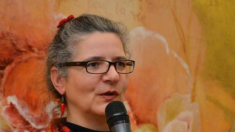 Anne Maar erzählte in Münnerstadts Erzähl-Café aus der Geschichte des Maßbacher Theaters und ihrer Menschen. Foto: Björn Hein