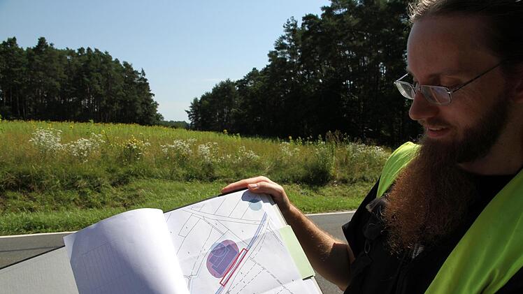 Das kartographierte Bodendenkmal aus der Jungsteinzeit befindet sich auf einem Acker entlang der Trasse.  Foto: Mathias Erlwein