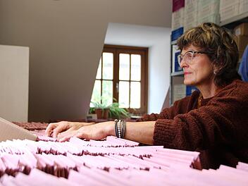 Petra Giese sortiert bereits bei der Stadt Bad Kissingen eingegangene Briefwahlumschläge. Foto: Benedikt Borst