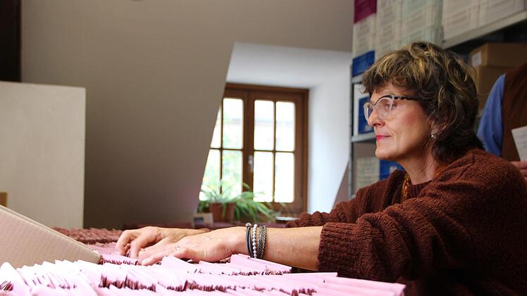 Petra Giese sortiert bereits bei der Stadt Bad Kissingen eingegangene Briefwahlumschläge. Foto: Benedikt Borst