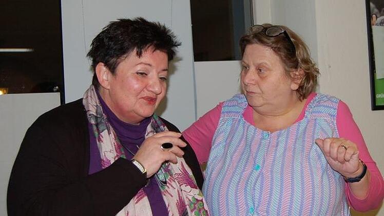 Angie (Angela Platsch) und Gabi (Gabi Jahn), die beiden Putzfrauen aud dem Rathaus und dem Landratsamt, machen sich Gedanken über das Globe, die Nachfolge des Landrats und über Wortbrüche. Foto: Helke Renner
