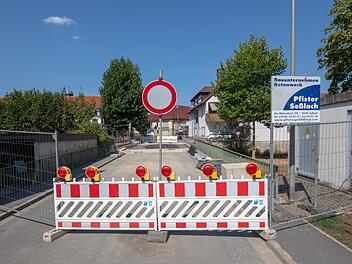 Unübersehbar warnt das Verkehrszeichen "Verbot für Fahrzeuge aller Art" vor einer Benutzung der Mühlbachbrücke am Plärrer. Nicht einmal Fußgänger und Fahrradfahrer können hier auf die gegenüberliegende Seite gelangen. Die Freigabe galt nur für die Kirchweihtage.  Foto: Klaus Gagel