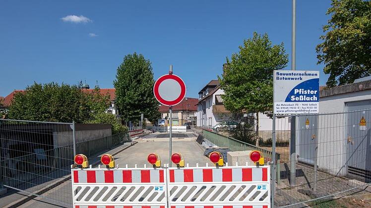 Unübersehbar warnt das Verkehrszeichen "Verbot für Fahrzeuge aller Art" vor einer Benutzung der Mühlbachbrücke am Plärrer. Nicht einmal Fußgänger und Fahrradfahrer können hier auf die gegenüberliegende Seite gelangen. Die Freigabe galt nur für die Kirchweihtage.  Foto: Klaus Gagel