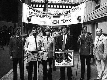 Hans Deuerlein (r.)  1989 auf der Steubenparade in New York Foto: privat