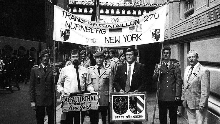 Hans Deuerlein (r.)  1989 auf der Steubenparade in New York Foto: privat