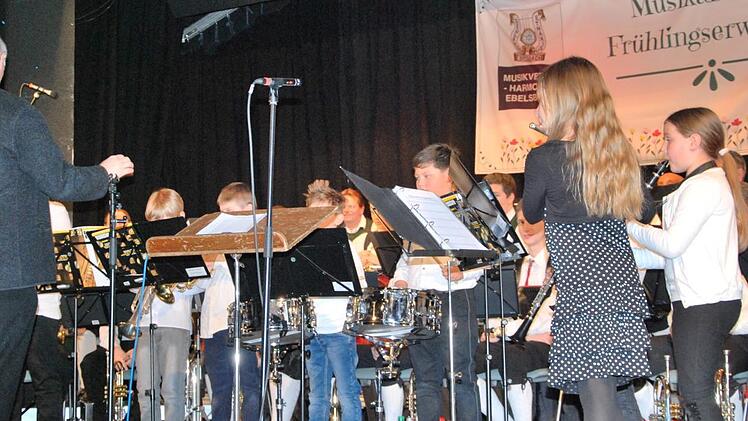 Die Bläserklasse gab mit ihrem Dirigenten Heimo Bierwirth ihre Visitenkarte ab.Ewald Stretz