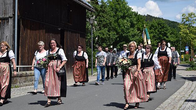 Mit stimmungsvollen Kl&auml;ngen marschierten die Sch&uuml;tzen bei der K&ouml;nigsabholung auf. Foto: Dieter Radziej