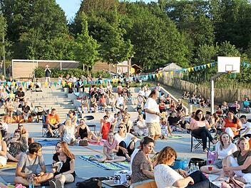 Viele Besucher hatten eine Sitzgelegenheit oder eine Picknickdecke mitgebracht, machten es sich auf dem Hartplatz gemütlich und lauschten den Klängen der Musik von Schülern und der Lehrerband der Realschule CO II.  Fotos: Michael Stelzner