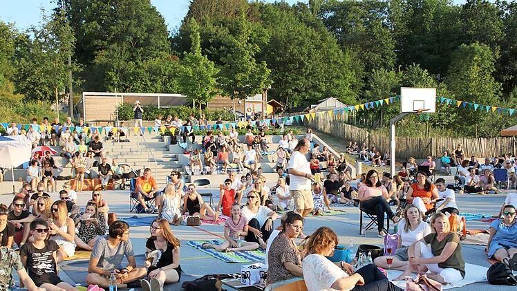 Viele Besucher hatten eine Sitzgelegenheit oder eine Picknickdecke mitgebracht, machten es sich auf dem Hartplatz gemütlich und lauschten den Klängen der Musik von Schülern und der Lehrerband der Realschule CO II.  Fotos: Michael Stelzner