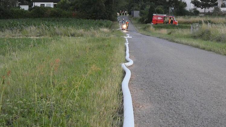 2500 Meter Schlauchleitung wurden in Knetzgau vom Main bis zum Einsatzort verlegt.