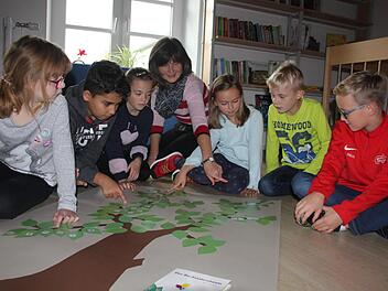 Spielend mit dem Buchstaben lesen und Sätze bilden lernen. Von links: Leonie Nemitz, Husain Ali Aloush, Lara Neubauer, Emma Vetter, Moritz Föhrweißer und Nick Brummer mit Leseclub-Leiterin Annett SchlegelVeronika Schadeck
