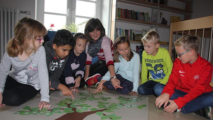 Spielend mit dem Buchstaben lesen und Sätze bilden lernen. Von links: Leonie Nemitz, Husain Ali Aloush, Lara Neubauer, Emma Vetter, Moritz Föhrweißer und Nick Brummer mit Leseclub-Leiterin Annett SchlegelVeronika Schadeck