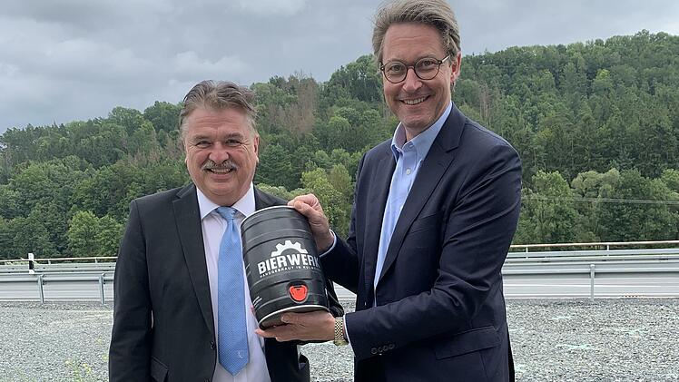 Landrat Klaus Peter Söllner überreichte  Andreas Scheuer ein Fässla mit dem Siegerbier des Wettbewerbes "Bierwerk 2021", das Schüler des Beruflichen Schulzentrums Kulmbach gebraut haben.