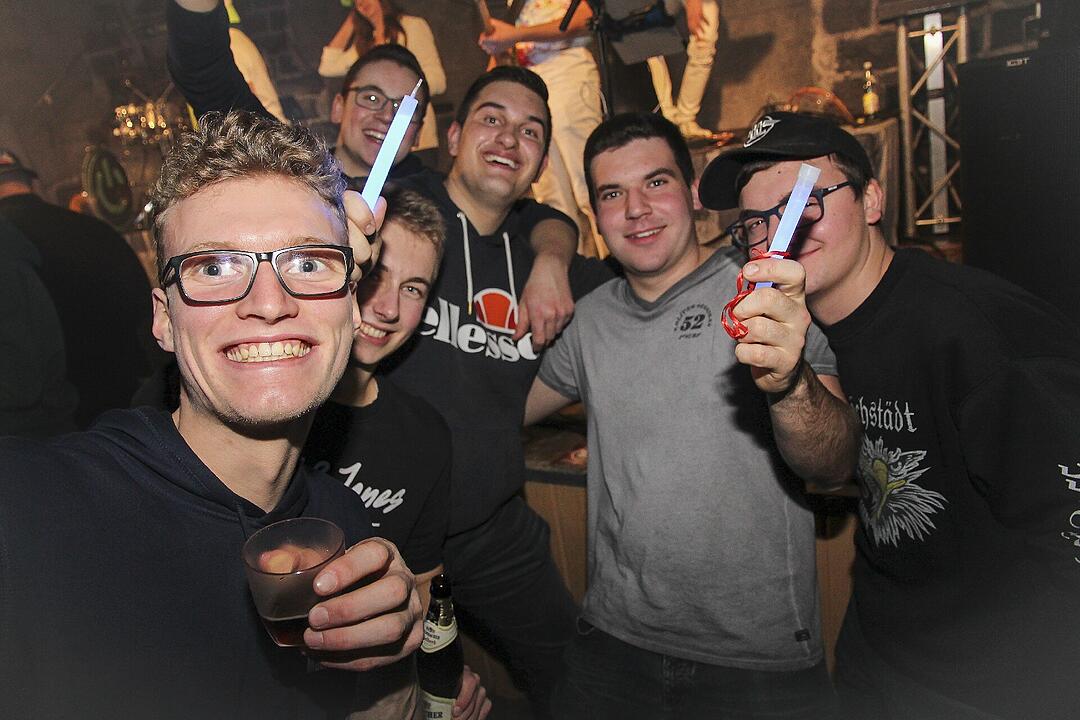 Die Partyband "Power" heizte ordentlich ein.