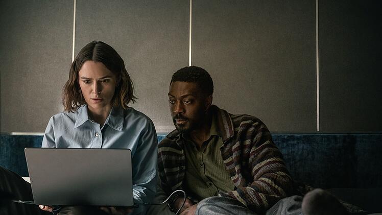 Ihr Ex-Freund Ben (David Ajala) rät Lo (Keira Knightley), sich nicht mit den falschen Leuten anzulegen - hilft ihr aber trotzdem.
