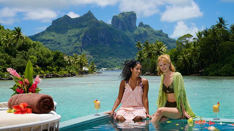 Toni Wittig (Emilia Bernsdorf, rechts) und Amrei Seibold (Banafshe Hourmazdi) sind beste Freundinnen und Jungunternehmerinnen in den Firmen ihrer Eltern. Dass Amrei beide nicht als regul&auml;re Passagierinnen auf der MS Amadea angemeldet hat, sorgt anfangs f&uuml;r Spannungen. Doch auf Bora Bora ist alles vergessen.