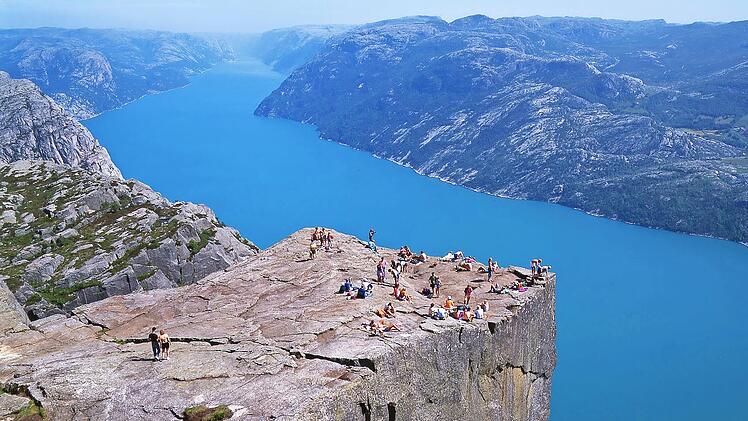 Der Prekestolen (norwegisch f&uuml;r die Kanzel oder w&ouml;rtlich der Predigtstuhl) ist eine nat&uuml;rliche Felsplattform in Ryfylke im norwegischen Fylke Rogaland und eine touristische Attraktion mit weitem Blick &uuml;ber den Lysefjord und angrenzende Berge. Die...