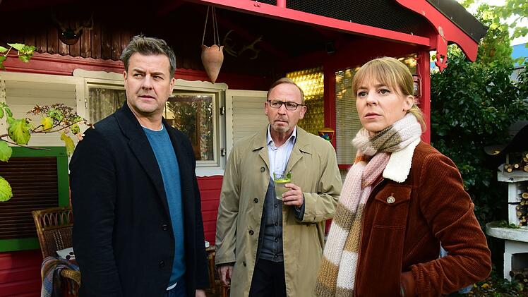 H&ouml;ren sich bei den oft eher verschlossenen Schreberg&auml;rnern um, von links: Harald Neuhauser (Marcus Mittermeier), Ludwig Schaller (Alexander Held) und Angelika Flierl (Bernadette Heerwagen).